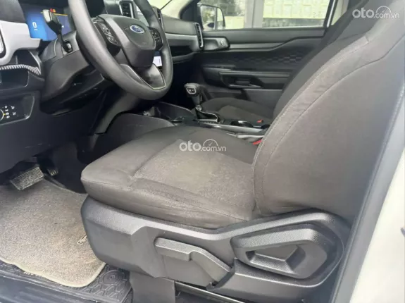 Ford Ranger XLS 2.0L 4x2 AT 2023 - Xe chạy chuẩn 6v, nguyên bản tuyệt đối