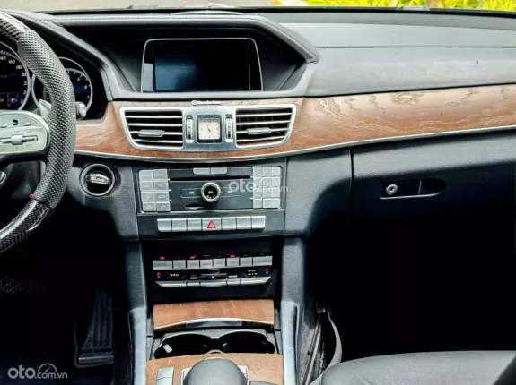 Mercedes-Benz E200 Sport 2015 - Ngoại hình AMG, nội thất sang trọng, giá cực tốt!