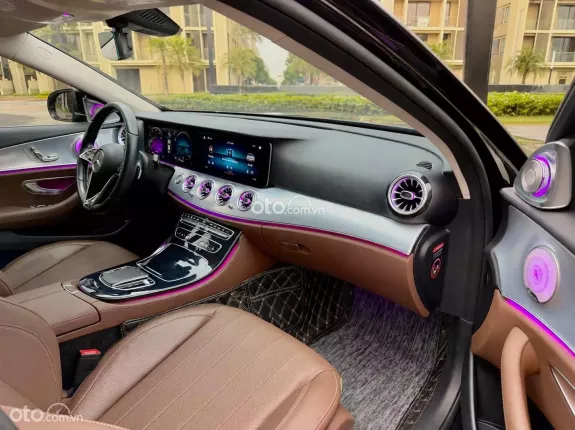 Mercedes-Benz E180 V1 2021 - Up full E300 nội thất nâu nappa siêu đẹp