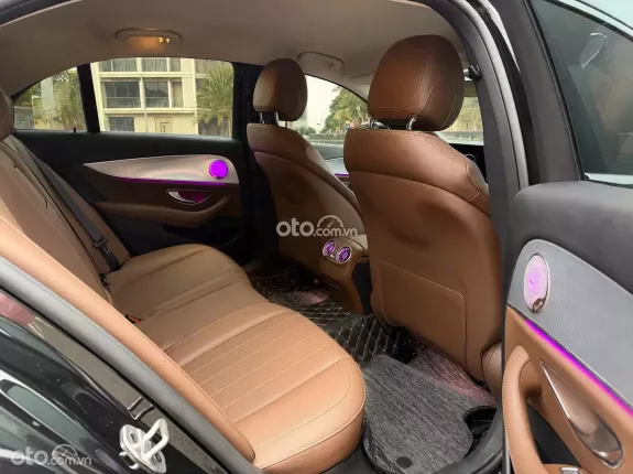 Mercedes-Benz E180 V1 2021 - Up full E300 nội thất nâu nappa siêu đẹp