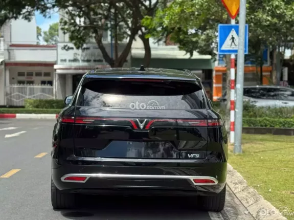 VinFast VF9 Plus 2025 - Màu đen huyền bí nổi bật