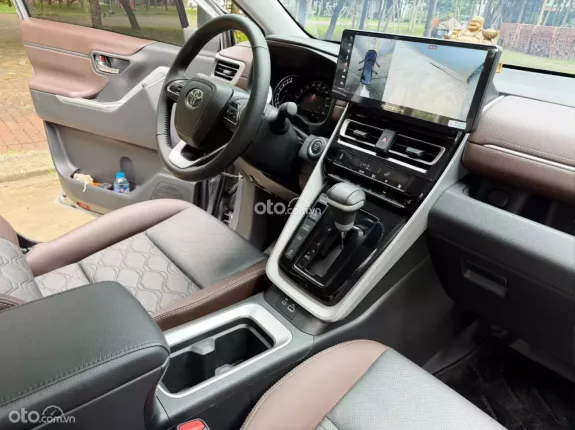 Toyota Innova Cross Xăng 2025 - Toyota Innova Cross 2.0V CVT 2025 Chạy 6 nghìn km như mới