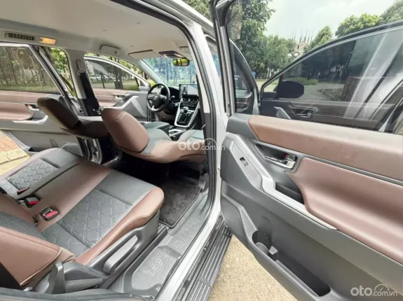 Toyota Innova Cross Xăng 2025 - Toyota Innova Cross 2.0V CVT 2025 Chạy 6 nghìn km như mới