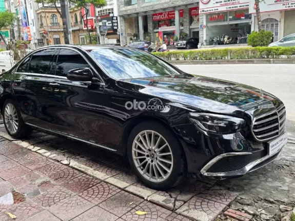 Mercedes-Benz E200 Exclusive 2022 - Hỗ trợ bank 70%, xe cực đẹp