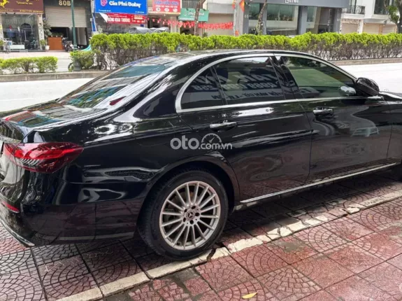 Mercedes-Benz E200 Exclusive 2022 - Hỗ trợ bank 70%, xe cực đẹp