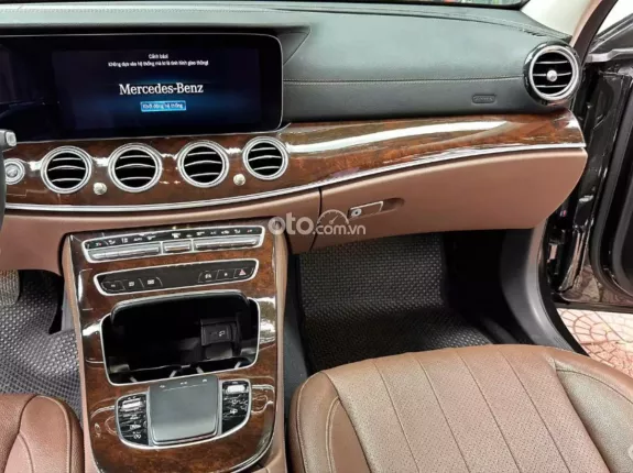 Mercedes-Benz E200 Exclusive 2022 - Hỗ trợ bank 70%, xe cực đẹp