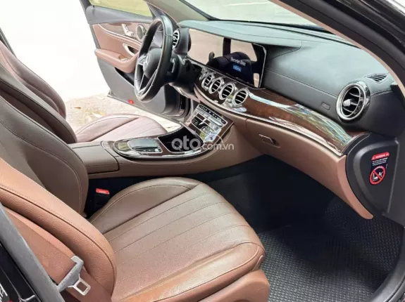 Mercedes-Benz E200 Exclusive 2022 - Hỗ trợ bank 70%, xe cực đẹp