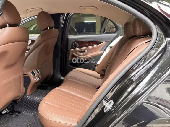 Mercedes-Benz E200 Exclusive 2022 - Hỗ trợ bank 70%, xe cực đẹp
