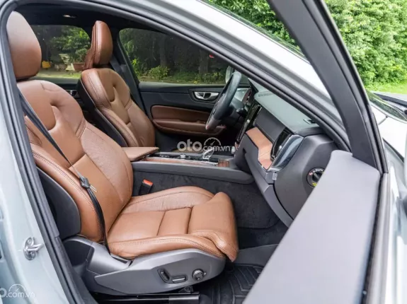 Volvo XC60 B6 AWD Inscription 2025 - Xe siêu lướt 3.000 km, nội thất nâu cực mới