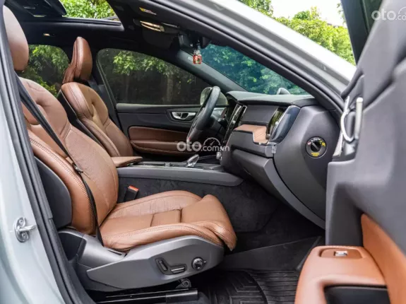 Volvo XC60 B6 AWD Inscription 2025 - Xe siêu lướt 3.000 km, nội thất nâu cực mới
