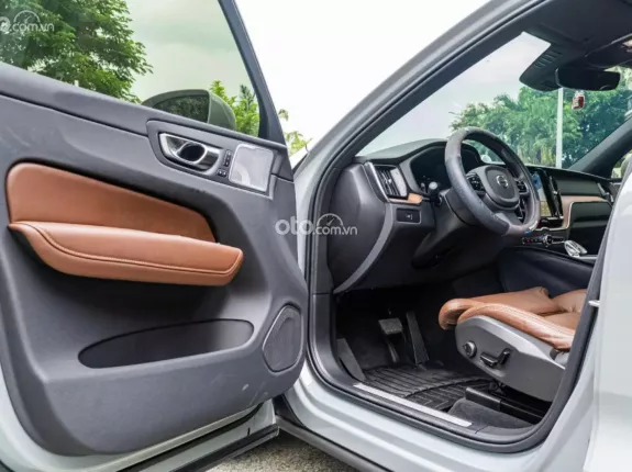 Volvo XC60 B6 AWD Inscription 2025 - Xe siêu lướt 3.000 km, nội thất nâu cực mới