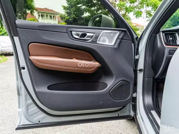 Volvo XC60 B6 AWD Inscription 2025 - Xe siêu lướt 3.000 km, nội thất nâu cực mới