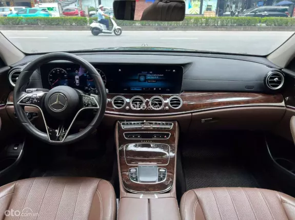 Mercedes-Benz E200 Exclusive 2022 - Xe đen nội thất nâu, bảo dưỡng hãng đầy đủ