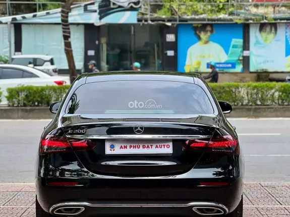 Mercedes-Benz E200 Exclusive 2022 - Xe đen nội thất nâu, bảo dưỡng hãng đầy đủ