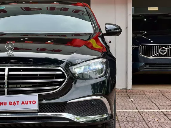 Mercedes-Benz E200 Exclusive 2022 - Xe đen nội thất nâu, bảo dưỡng hãng đầy đủ