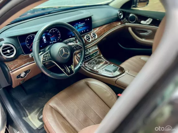 Mercedes-Benz E200 Exclusive 2022 - Xe đen nội thất nâu, bảo dưỡng hãng đầy đủ