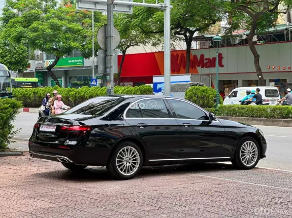 Mercedes-Benz E200 Exclusive 2022 - Xe đen nội thất nâu, bảo dưỡng hãng đầy đủ