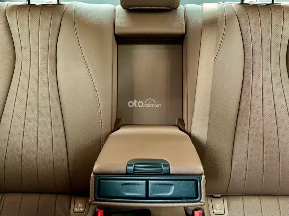 Mercedes-Benz E200 Exclusive 2022 - Xe đen nội thất nâu, bảo dưỡng hãng đầy đủ