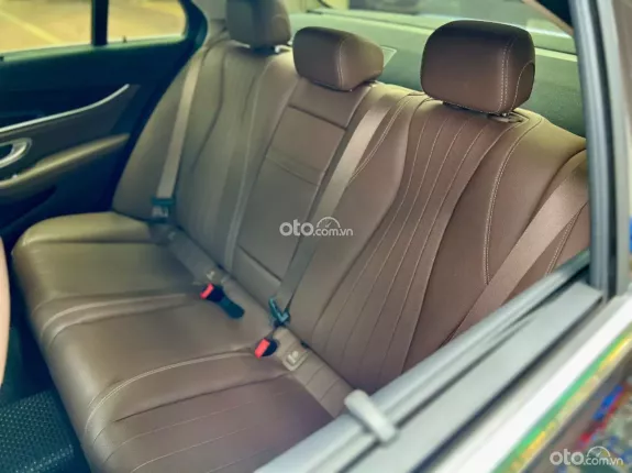 Mercedes-Benz E200 Exclusive 2022 - Xe đen nội thất nâu, bảo dưỡng hãng đầy đủ