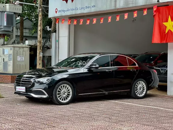 Mercedes-Benz E200 Exclusive 2022 - Xe đen nội thất nâu, bảo dưỡng hãng đầy đủ
