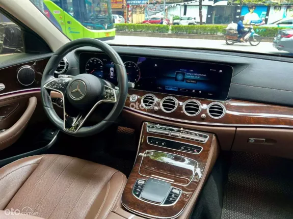 Mercedes-Benz E200 Exclusive 2022 - Xe đen nội thất nâu, bảo dưỡng hãng đầy đủ