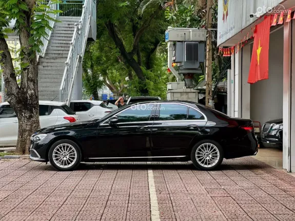 Mercedes-Benz E200 Exclusive 2022 - Xe đen nội thất nâu, bảo dưỡng hãng đầy đủ