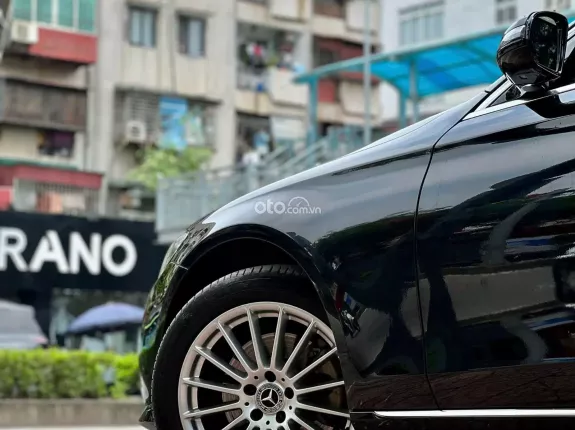 Mercedes-Benz E200 Exclusive 2022 - Xe đen nội thất nâu, bảo dưỡng hãng đầy đủ