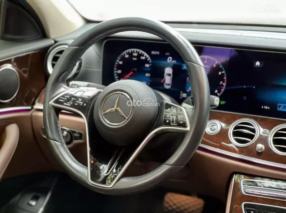Mercedes-Benz E200 Exclusive 2022 - Xe đen nội thất nâu, bảo dưỡng hãng đầy đủ