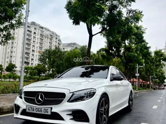 Mercedes-Benz C300 AMG 2021 - Facelift bản thể thao sang trọng