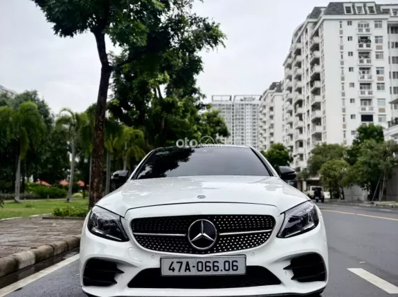 Mercedes-Benz C300 AMG 2021 - Facelift bản thể thao sang trọng