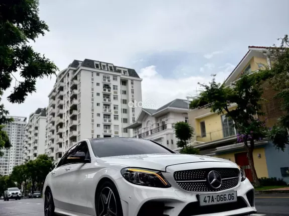 Mercedes-Benz C300 AMG 2021 - Facelift bản thể thao sang trọng