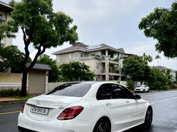 Mercedes-Benz C300 AMG 2021 - Facelift bản thể thao sang trọng