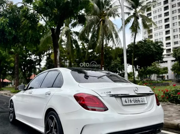 Mercedes-Benz C300 AMG 2021 - Facelift bản thể thao sang trọng