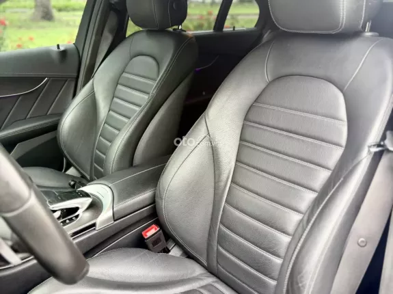 Mercedes-Benz C300 AMG 2021 - Facelift bản thể thao sang trọng