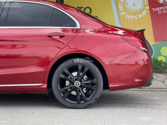 Mercedes-Benz C250 Exclusive 2017 - Đỏ kem