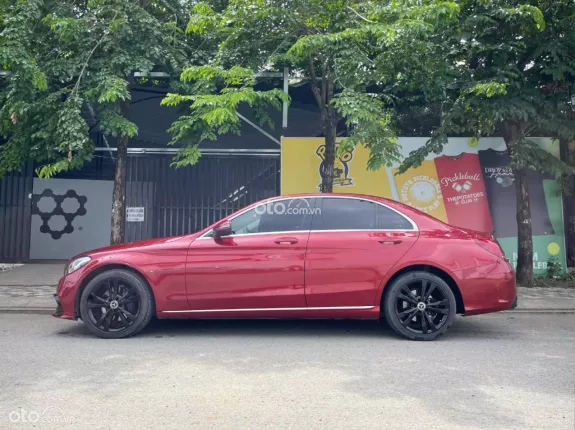 Mercedes-Benz C250 Exclusive 2017 - Đỏ kem