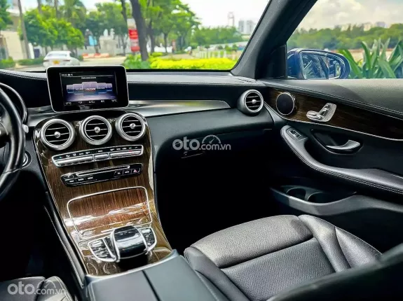 Mercedes-Benz GLC 200 4Matic 2020 - SPORT model 2020 Trắng tinh bao đẹp bao check