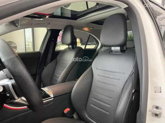 Mercedes-Benz C300 AMG 2025 - Siêu lướt 5.600km cực đẹp