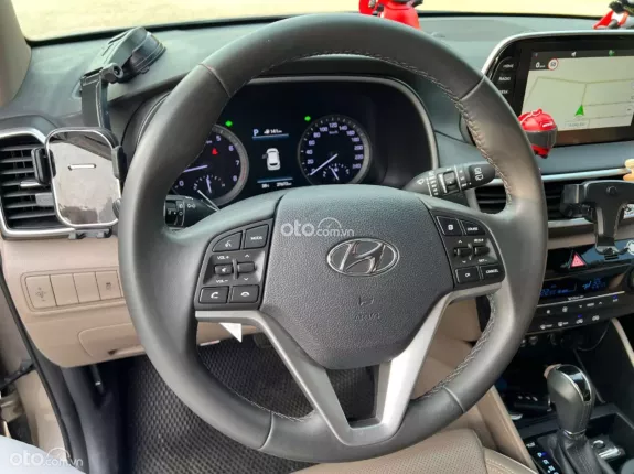 Hyundai Tucson 2.0 Đặc biệt 2021 - Màu vàng sâm panh siêu sang, lịch lãm