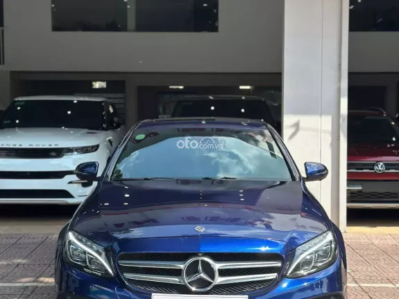 Mercedes-Benz C300 AMG 2017 - Xe màu xanh nội thất đen