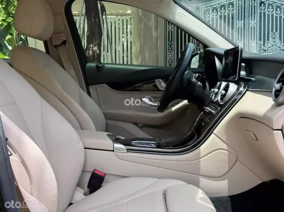 Mercedes-Benz GLC 200 2022 - Đen kem
