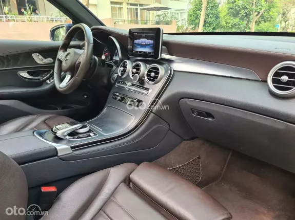 Mercedes-Benz GLC 300 4Matic 2019 - Màu xanh Cavansite sang trọng