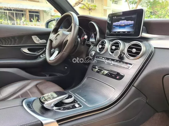 Mercedes-Benz GLC 300 4Matic 2019 - Màu xanh Cavansite sang trọng