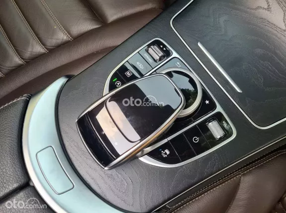 Mercedes-Benz GLC 300 4Matic 2019 - Màu xanh Cavansite sang trọng
