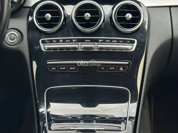 Mercedes-Benz C180 AMG 2021 - Xe đẹp, 1 chủ sử dụng