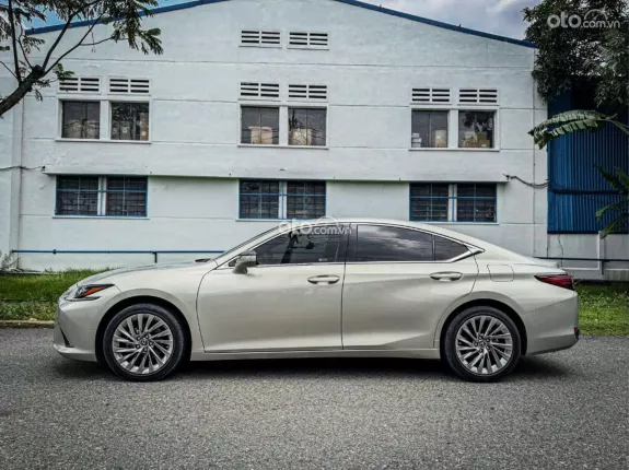 Lexus ES 250 F-Sport 2025 - Siêu lướt 18000km cực đẹp