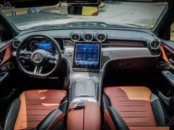 Mercedes-Benz GLC 300 4Matic 2023 - Xán Titan lướt nhẹ cực đẹp