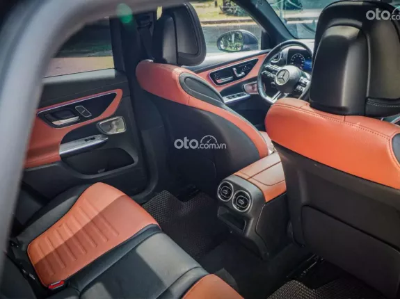 Mercedes-Benz GLC 300 4Matic 2023 - Xán Titan lướt nhẹ cực đẹp