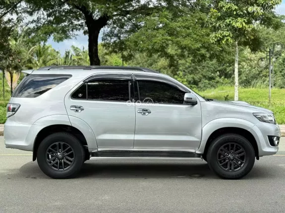 Toyota Fortuner 2.4 MT 4x2 2015 - Máy dầu bền bỉ, tiết kiệm nhiên liệu, giữ giá tốt