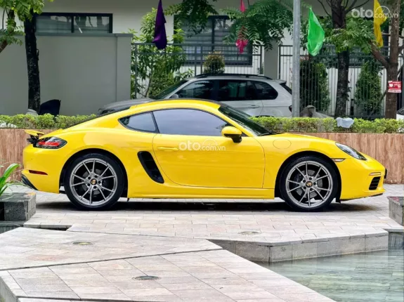 Porsche Cayman 2021 - Xe màu vàng nội thất đen